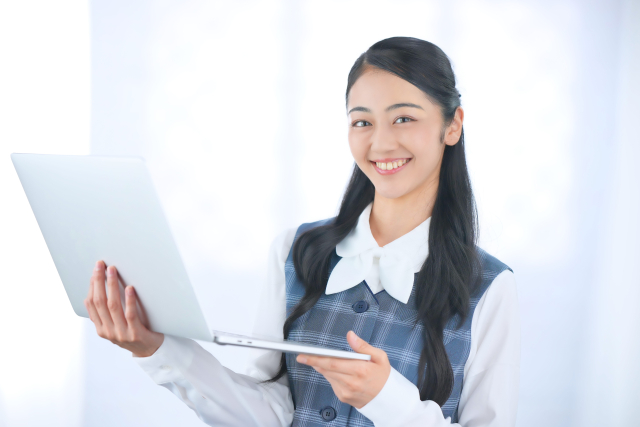 【紹介予定派遣】安佐北区／未経験歓迎！自動車学校での受付+事務・高時給1400円